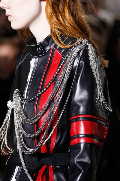 Look 25
